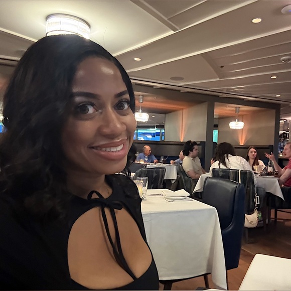 Meet your Posher, Hilary ๐๐พโโ๏ธ - Picture 1 of 1